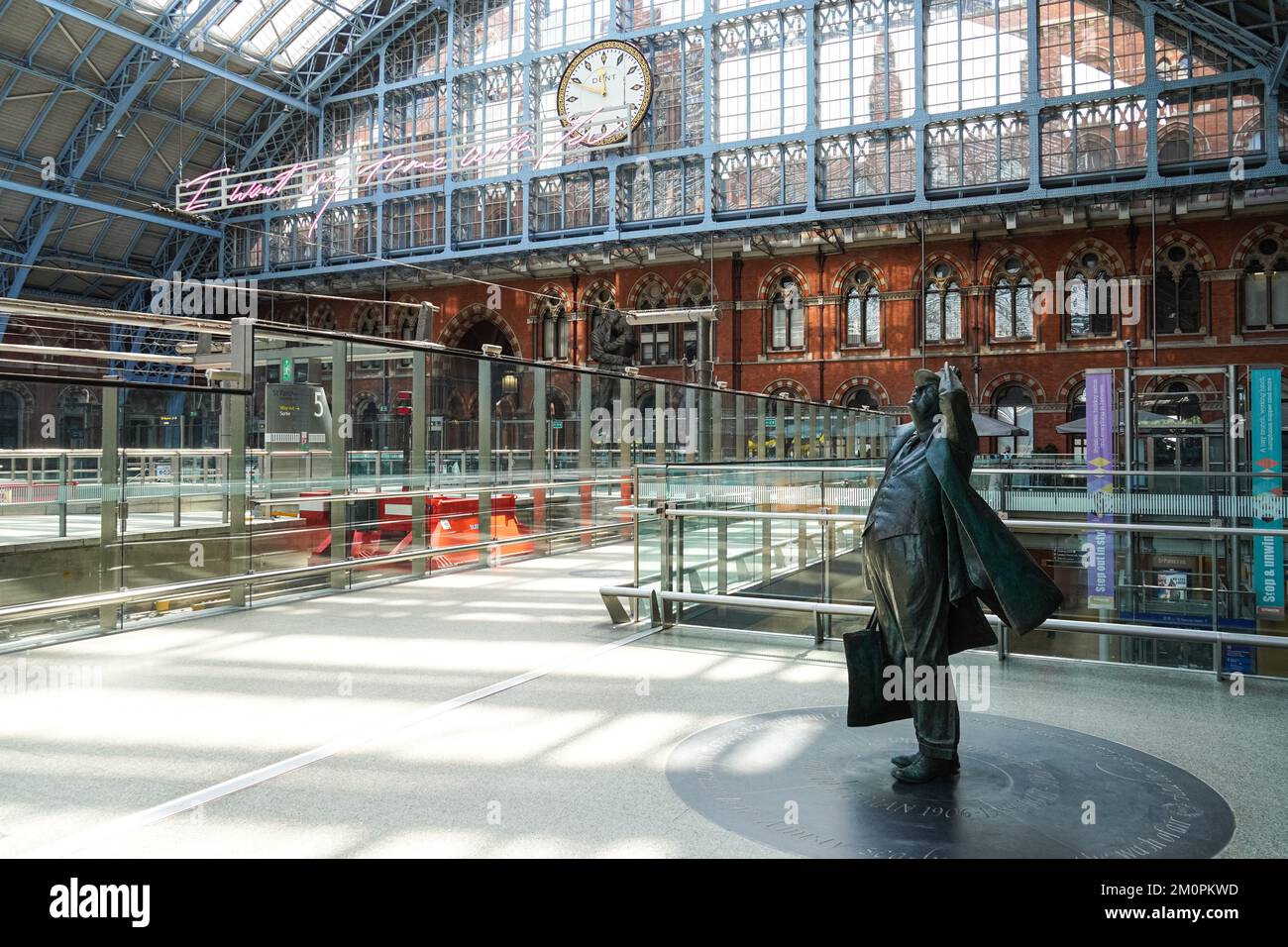 Statua di John Betjeman a dalla stazione ferroviaria internazionale di St Pancras, London Inghilterra England Regno Unito Regno Unito Foto Stock