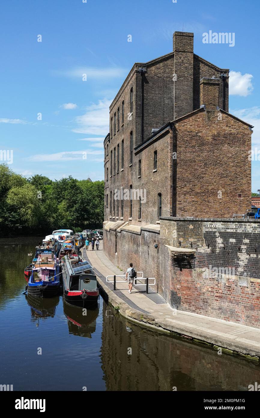 Regent's Canal al di fuori del Coal Drops Yard a King's Cross, Londra Inghilterra Regno Unito Regno Unito Foto Stock