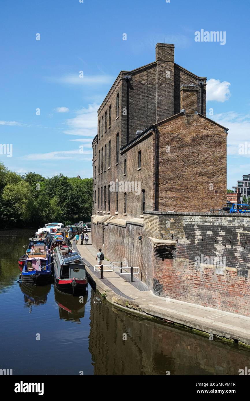 Regent's Canal al di fuori del Coal Drops Yard a King's Cross, Londra Inghilterra Regno Unito Regno Unito Foto Stock