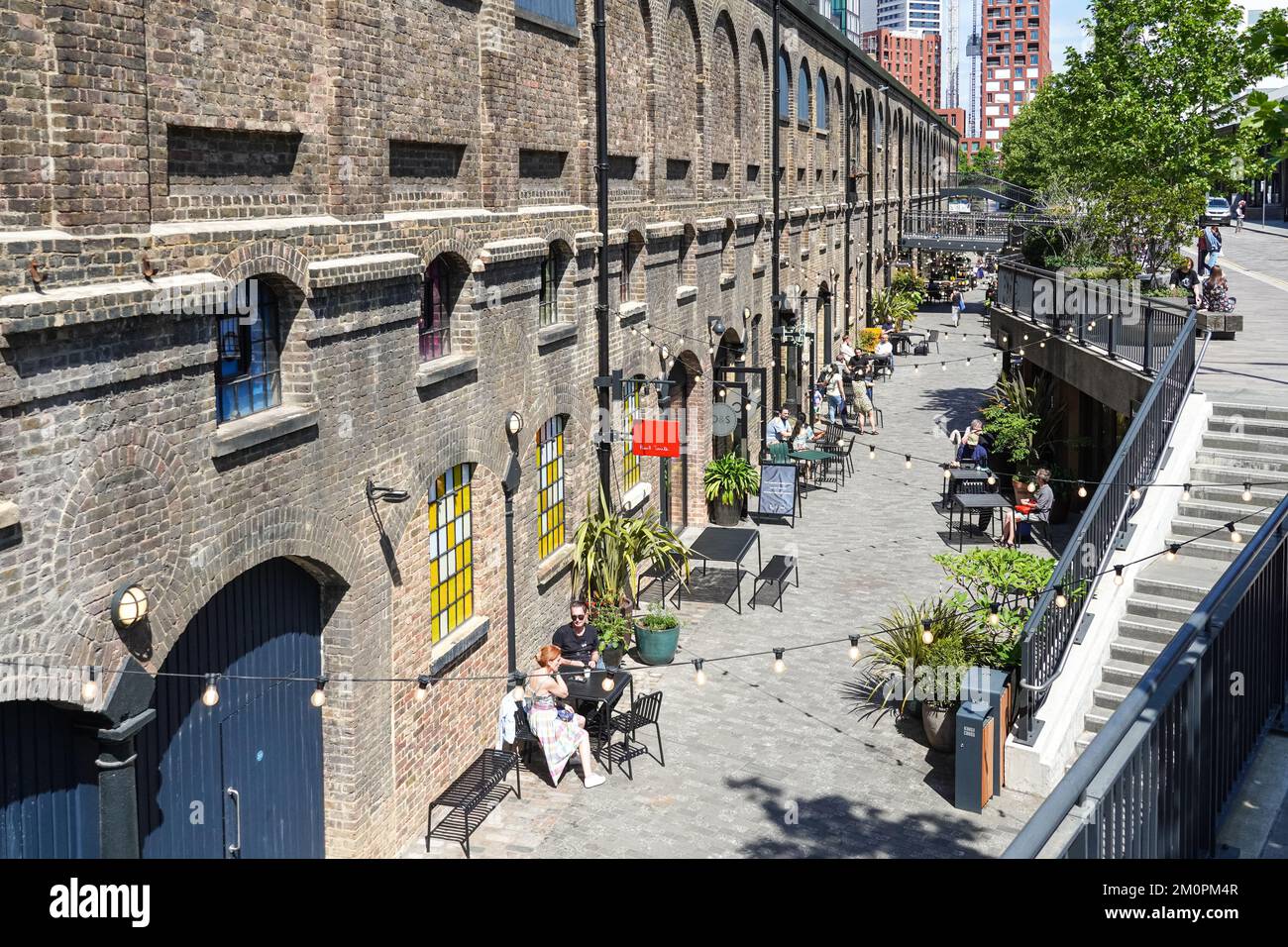 Caffè e ristoranti a Lower Stable Street, Coal Drops Yard a King's Cross, Londra Inghilterra Regno Unito Regno Unito Foto Stock