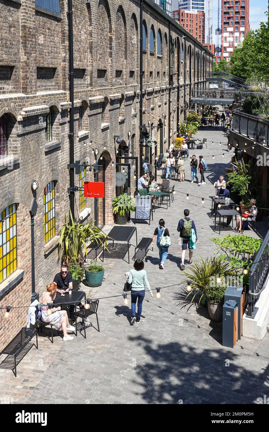 Caffè e ristoranti a Lower Stable Street, Coal Drops Yard a King's Cross, Londra Inghilterra Regno Unito Regno Unito Foto Stock