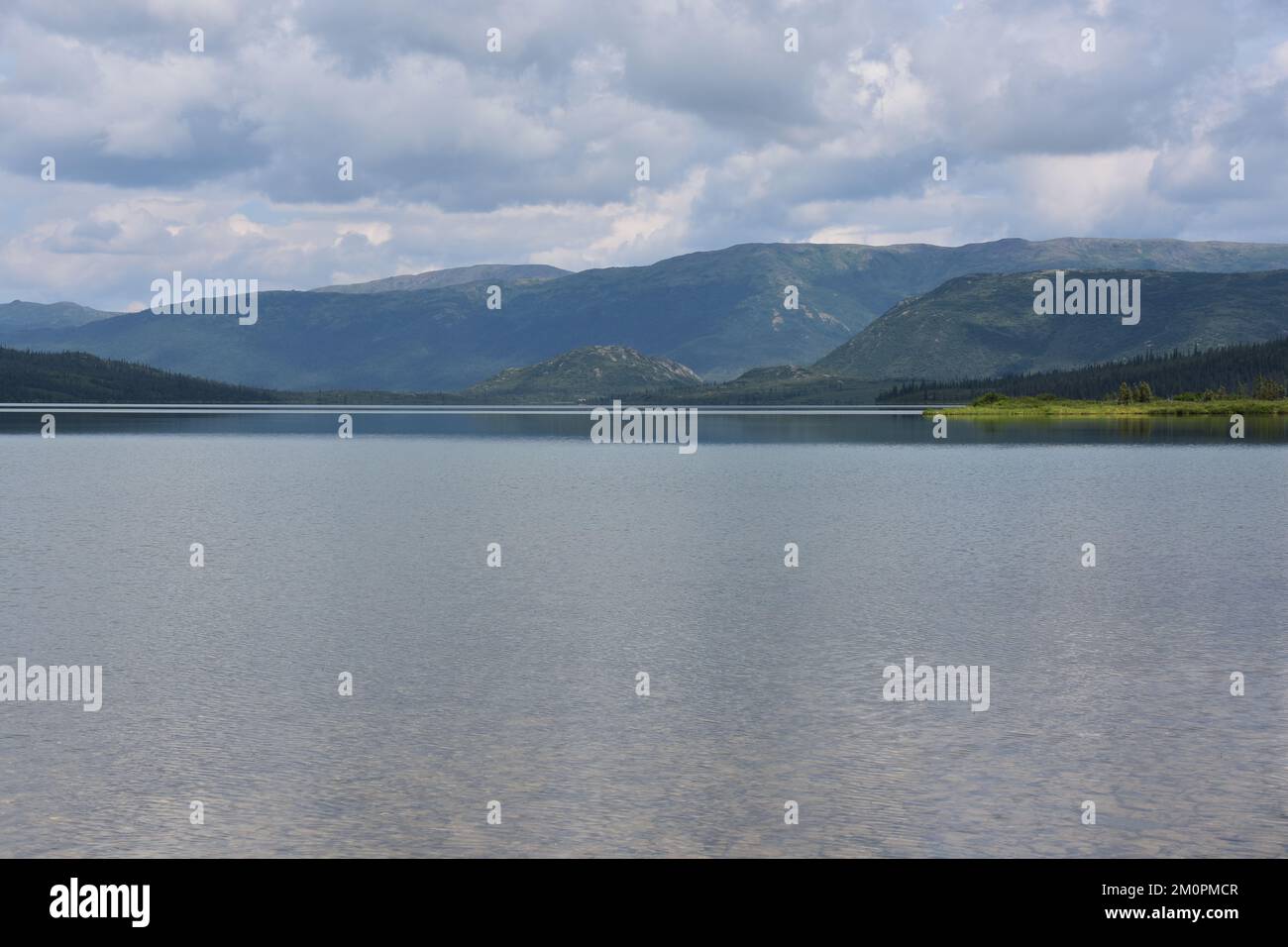 Wonder Lake nel Parco Nazionale di Denali in una giornata di sole con riflessi. Foto Stock