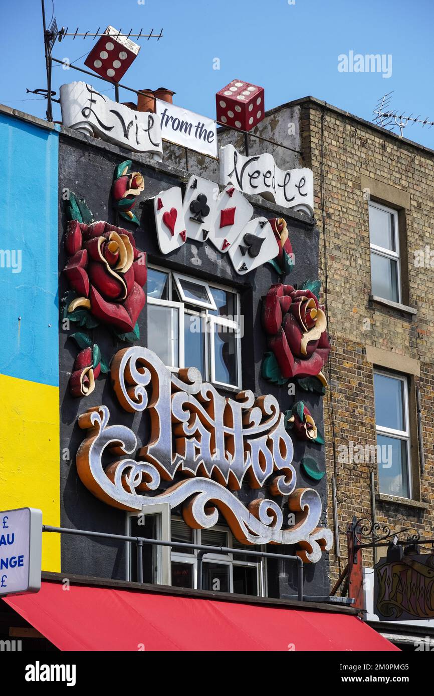 Tattoo decorato facciata studio su Camden High Street, Camden Town, Londra Inghilterra Regno Unito Foto Stock