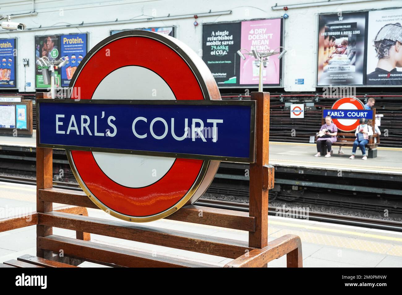 Metropolitana di Earl's Court, stazione della metropolitana roundel segno a Londra Inghilterra Regno Unito Regno Unito Foto Stock