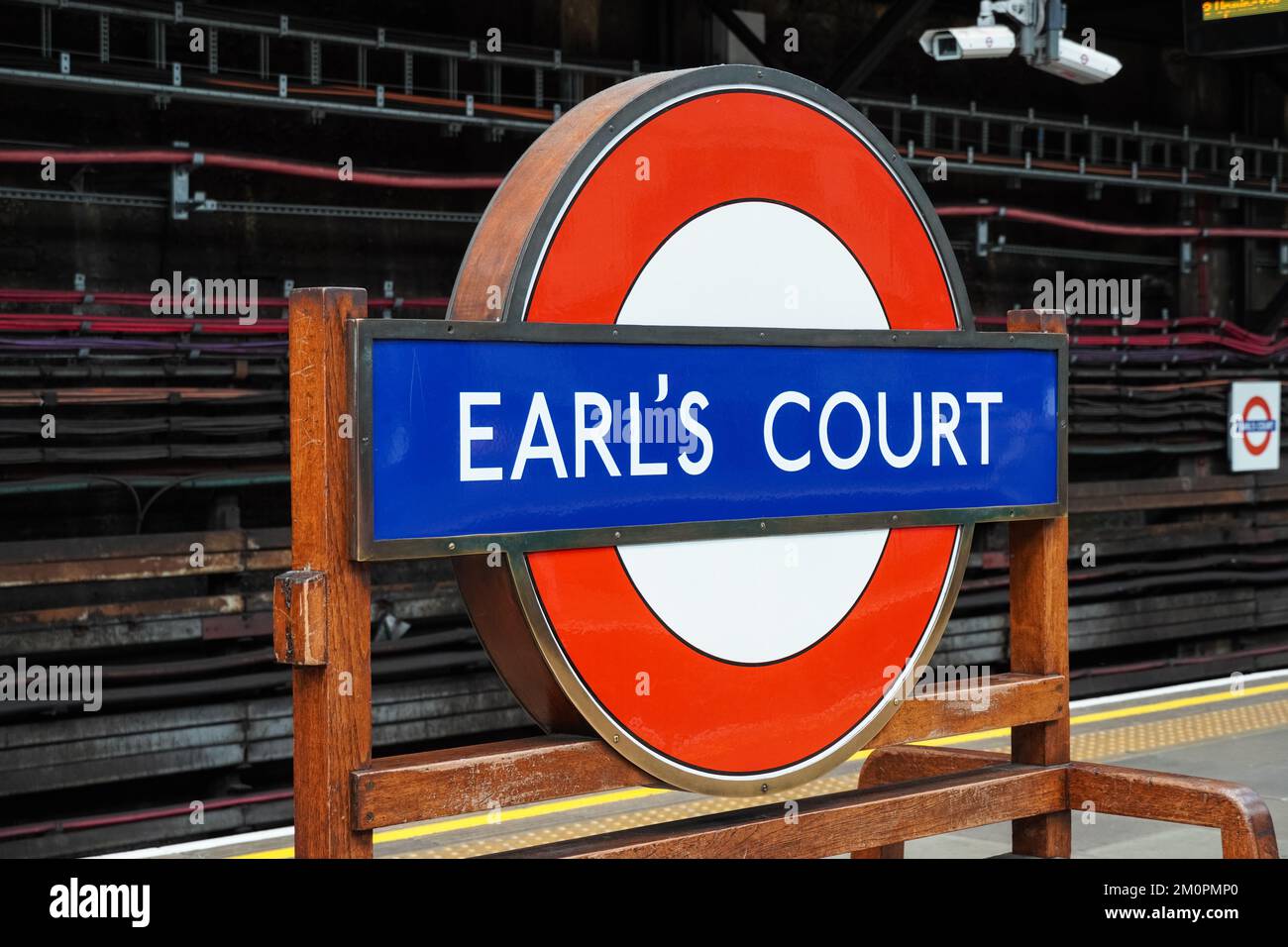 Metropolitana di Earl's Court, stazione della metropolitana roundel segno a Londra Inghilterra Regno Unito Regno Unito Foto Stock