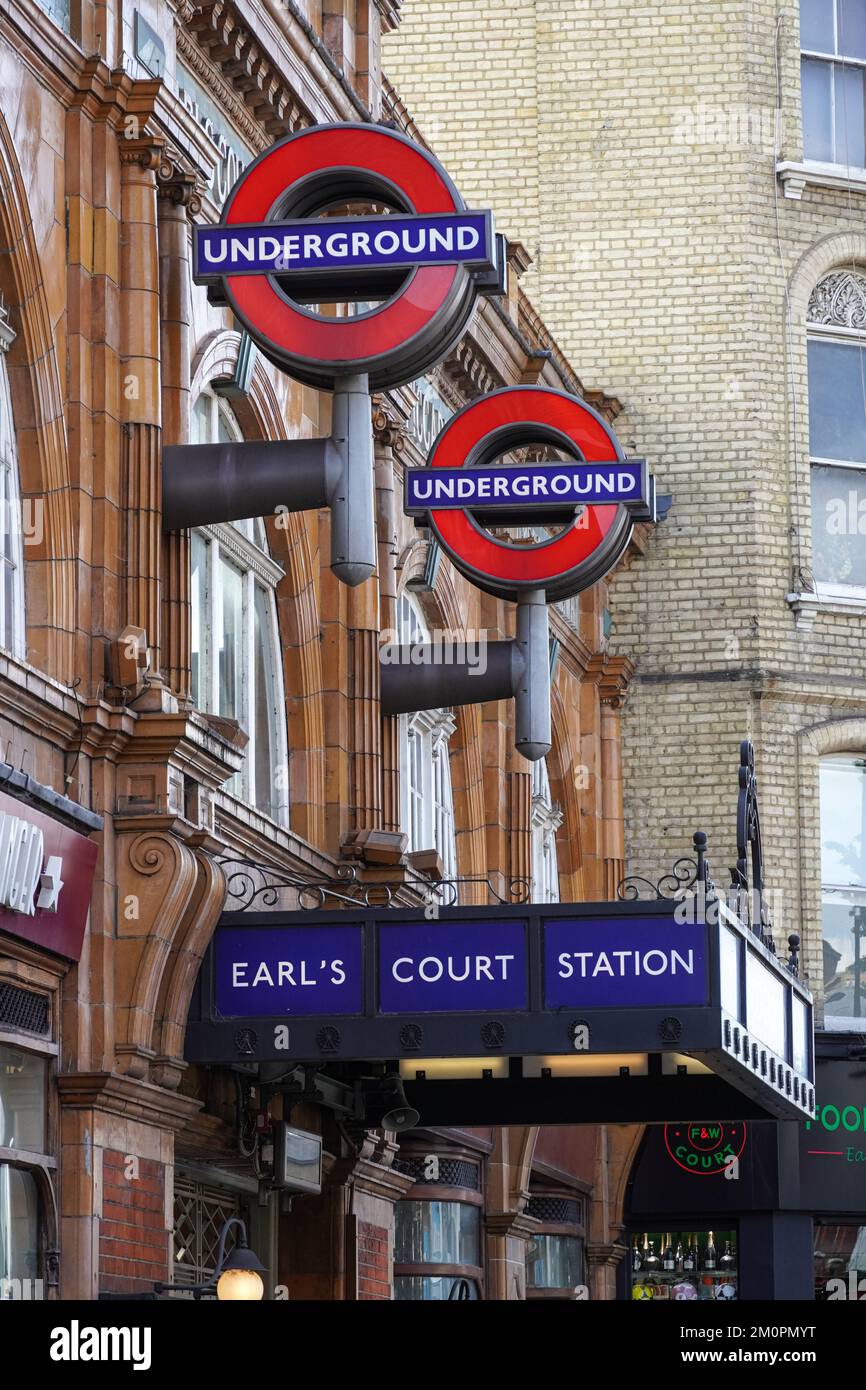 Metropolitana di Earl's Court, stazione della metropolitana Roundel segno Londra Inghilterra Regno Unito Regno Unito Foto Stock