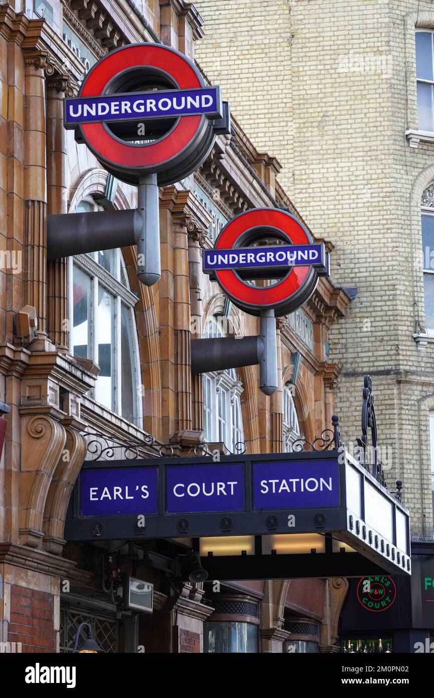 Metropolitana di Earl's Court, stazione della metropolitana Roundel segno Londra Inghilterra Regno Unito Regno Unito Foto Stock
