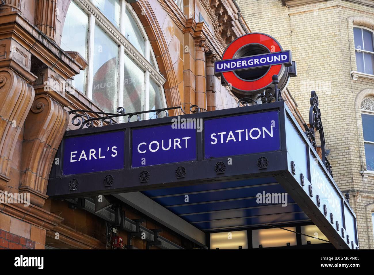 Metropolitana di Earl's Court, stazione della metropolitana Roundel segno Londra Inghilterra Regno Unito Regno Unito Foto Stock