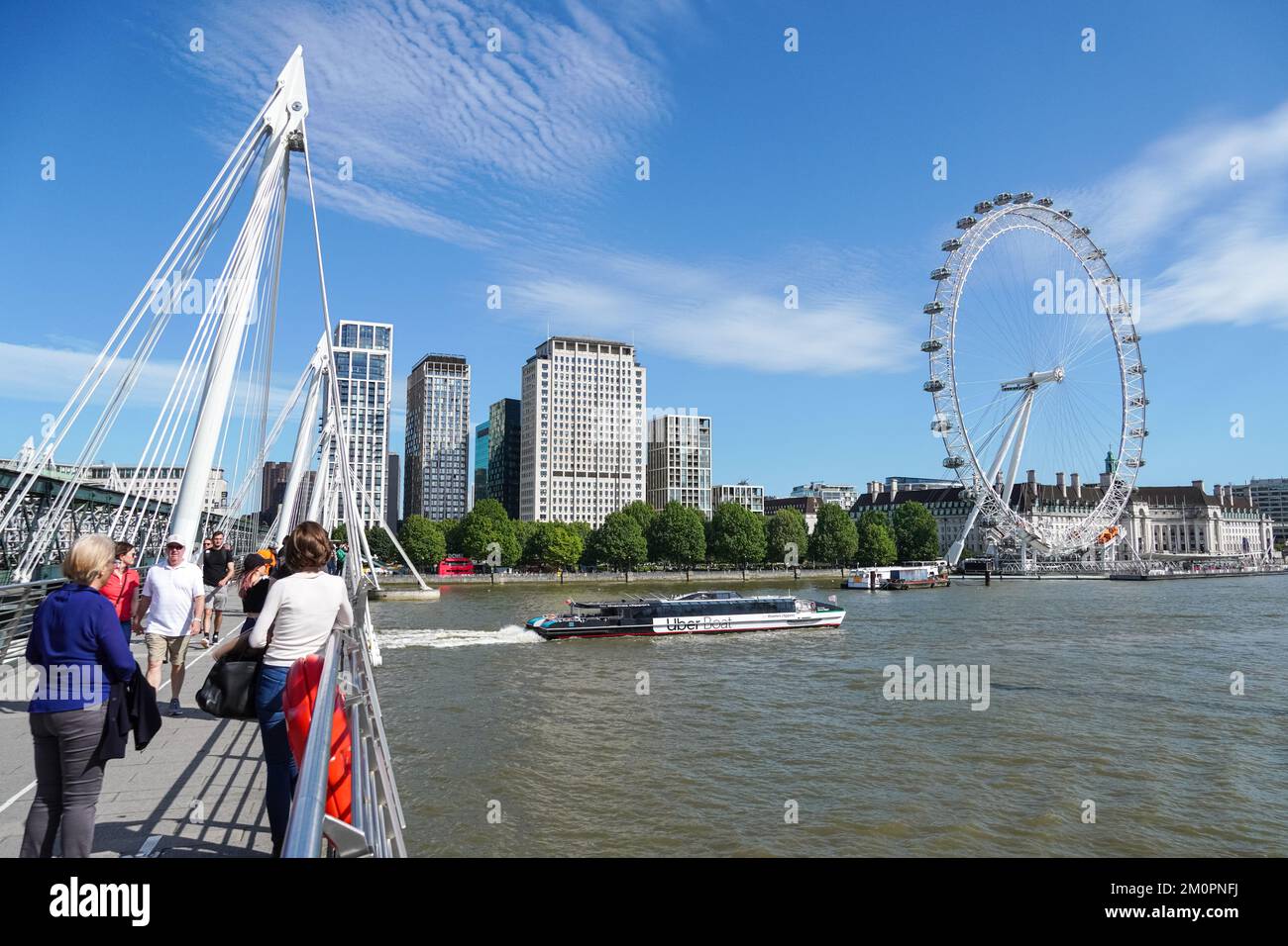Turisti al Golden Jubilee Bridges, Londra Inghilterra Regno Unito Regno Unito Foto Stock