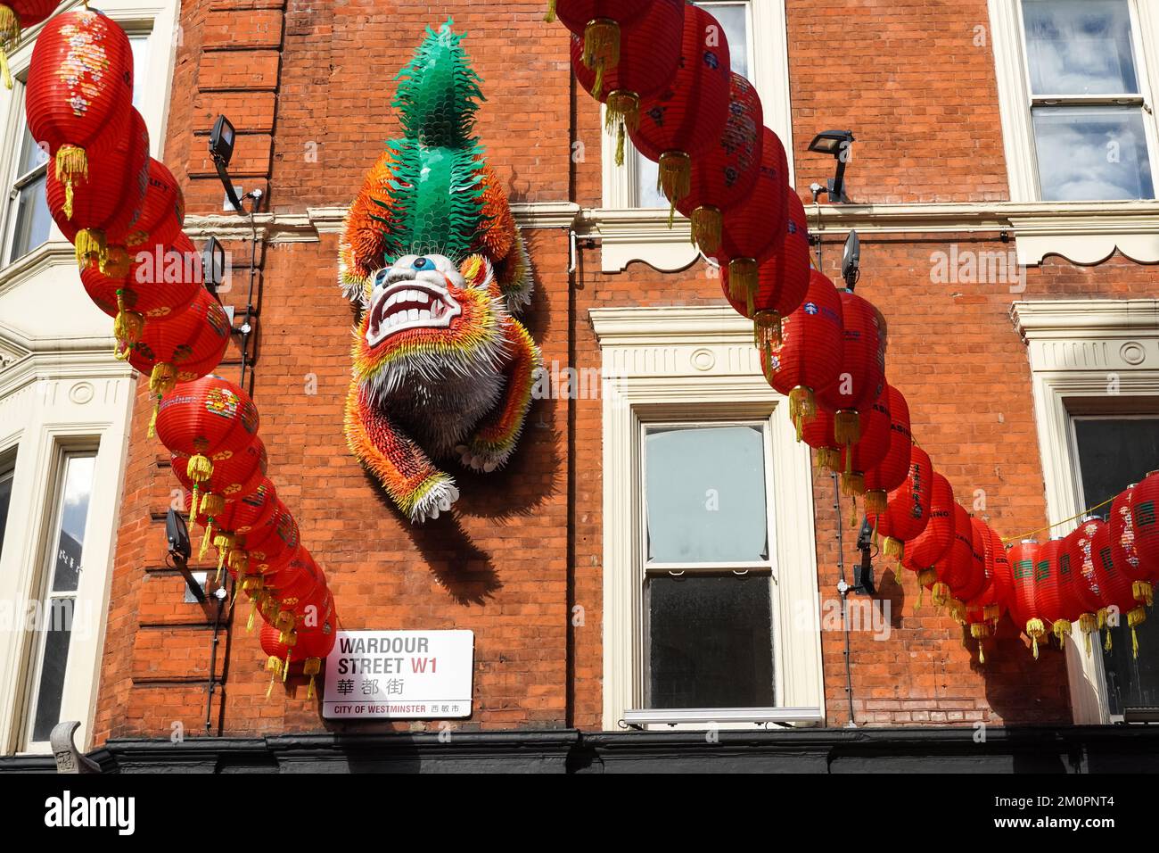 La scultura del Leone su un muro a Chinatown, Londra Inghilterra Regno Unito Foto Stock
