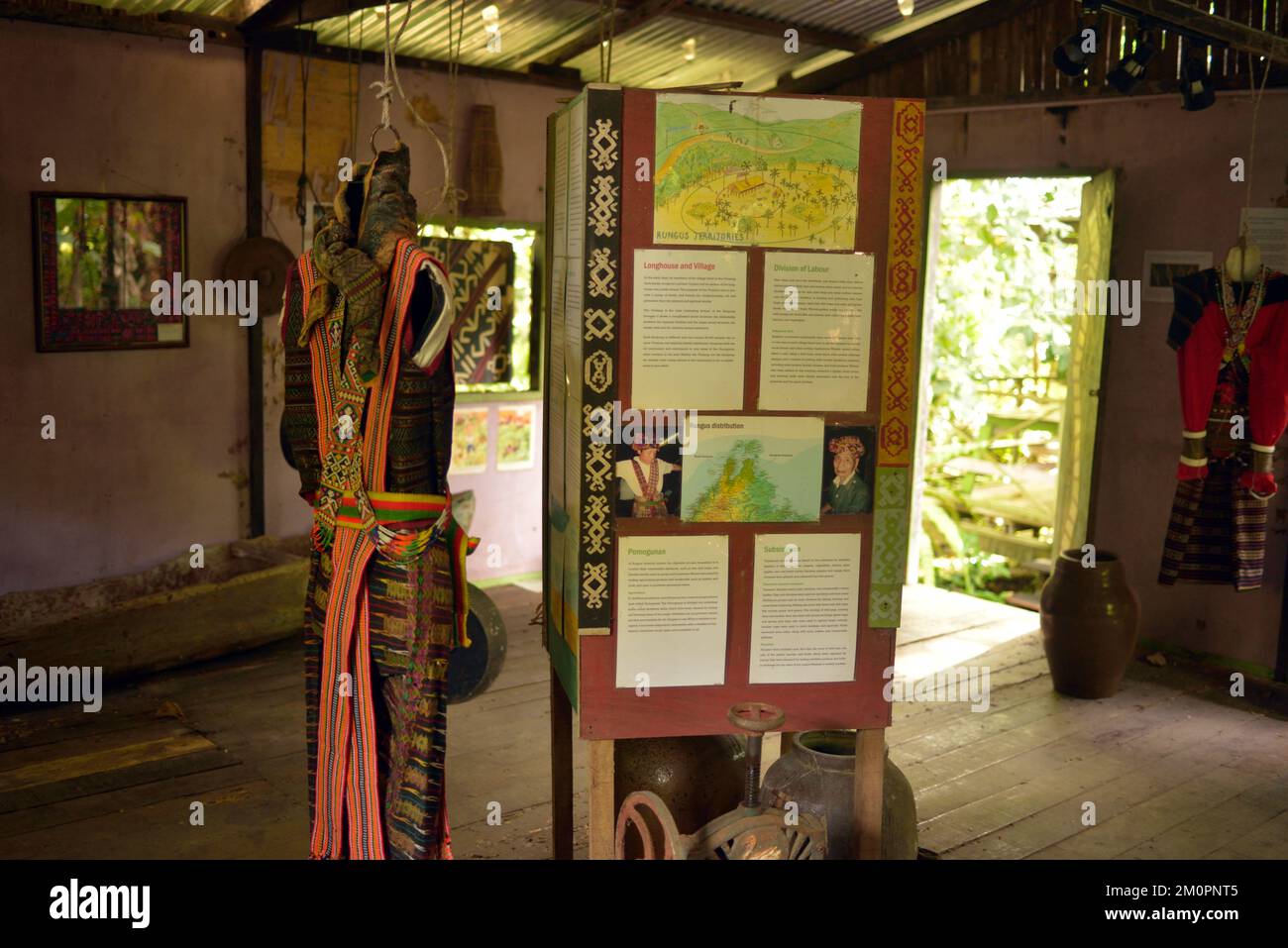 Un piccolo museo dedicato alla cultura, ai costumi e alla storia degli indigeni Rungus. Kudat, Borneo, Malesia. Foto Stock