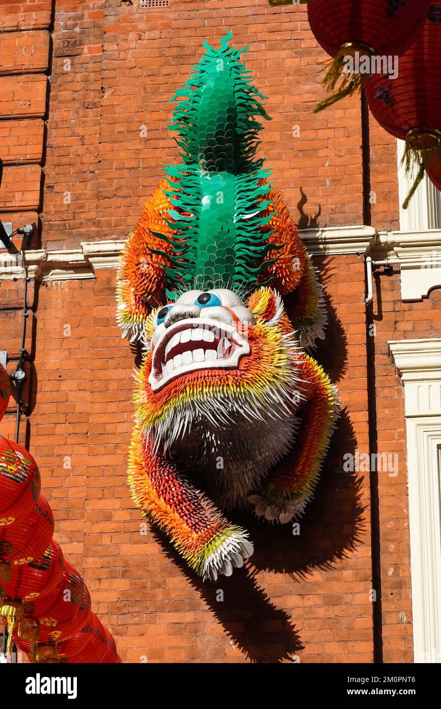 La scultura del Leone su un muro a Chinatown, Londra Inghilterra Regno Unito Foto Stock