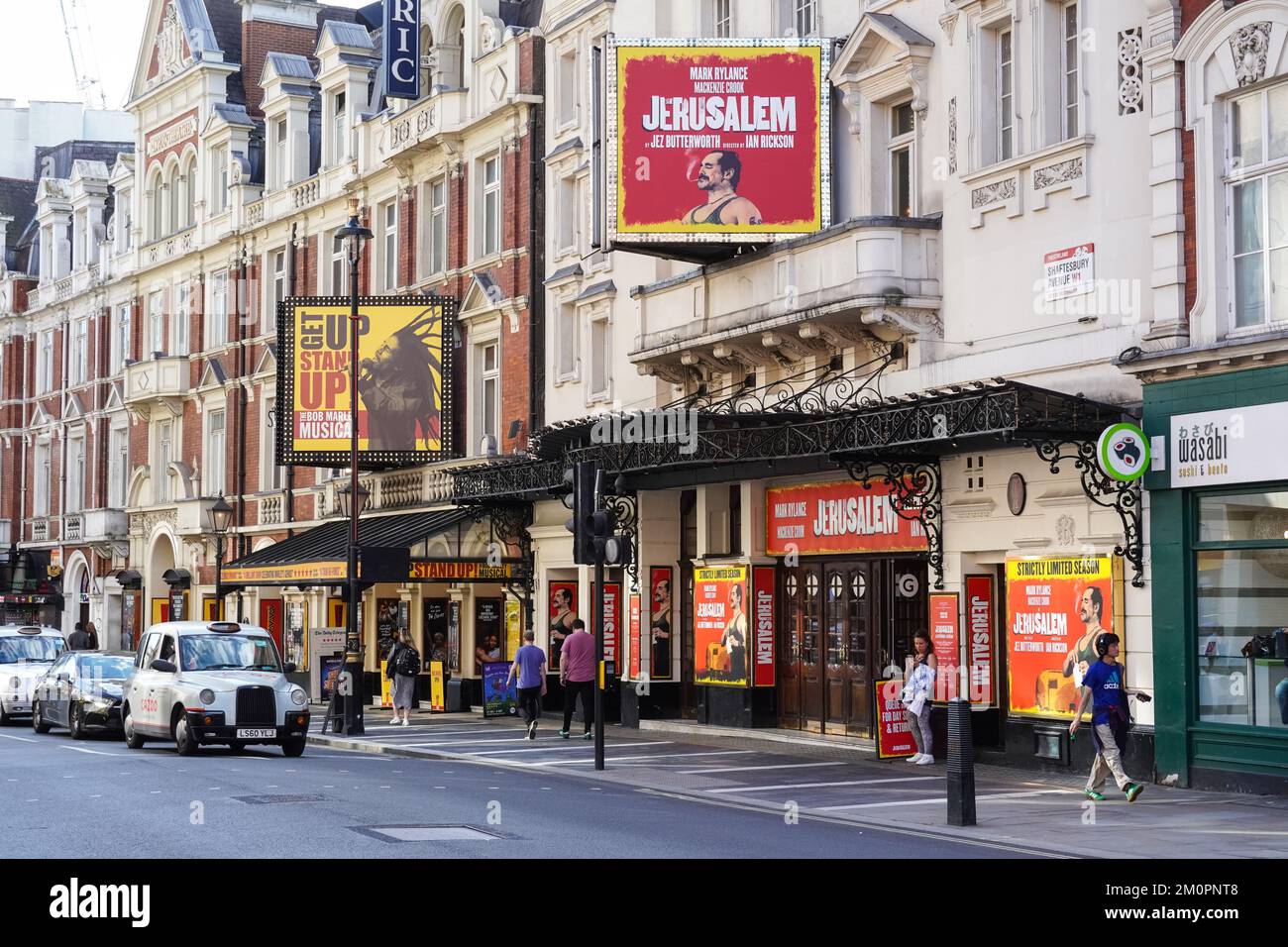 L'Apollo Theatre e il Lyric Theatre a West End su Shaftesbury Avenue, Londra Inghilterra Regno Unito Foto Stock