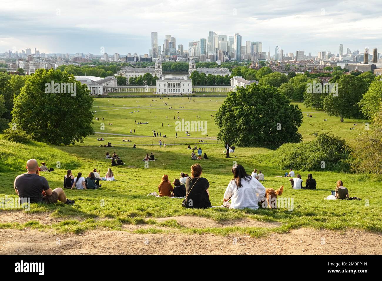 I giovani che si godono il tramonto a Greenwich Park a Londra, Inghilterra, Regno Unito, Regno Unito Foto Stock