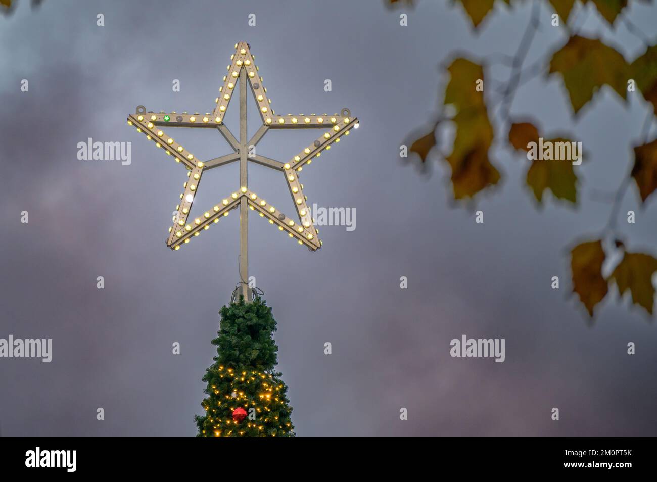BONN, GERMANIA - 6 DICEMBRE 2022: Topolino di alberi lit sull'albero del mercato di Natale di Bonn Foto Stock