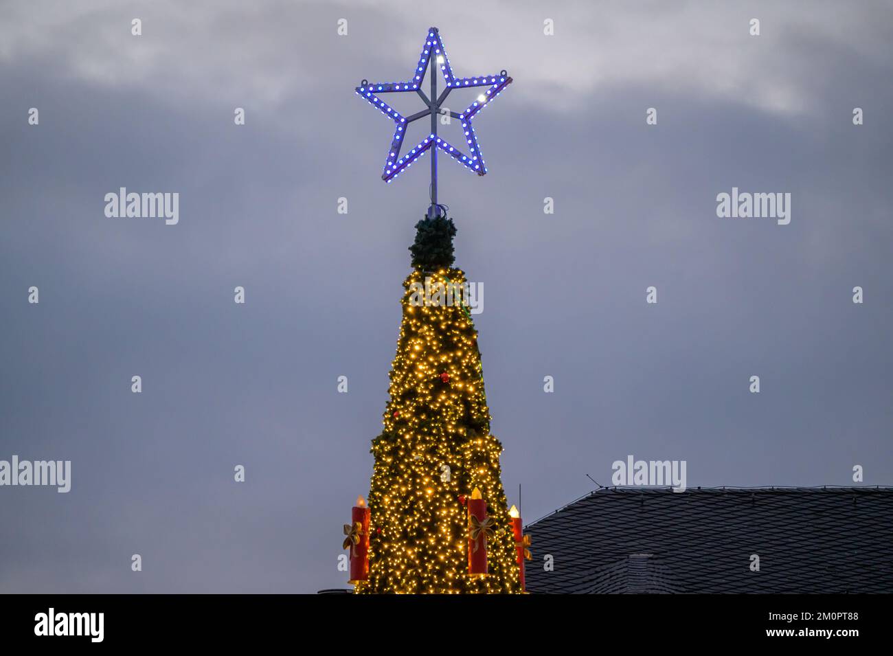 BONN, GERMANIA - 6 DICEMBRE 2022: Top dell'annuale albero di Natale di Bonn Foto Stock