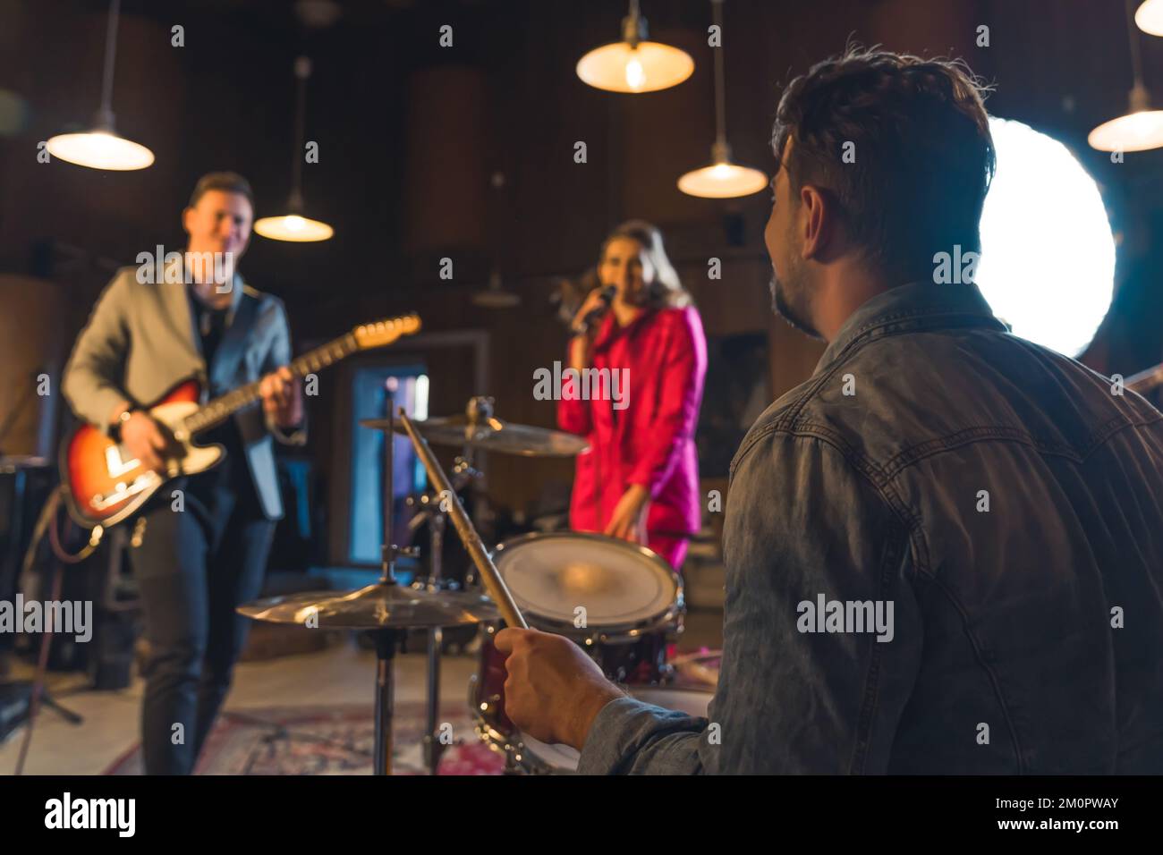 Band musicale con una cantante femminile che si esibisce. Foto di alta qualità Foto Stock