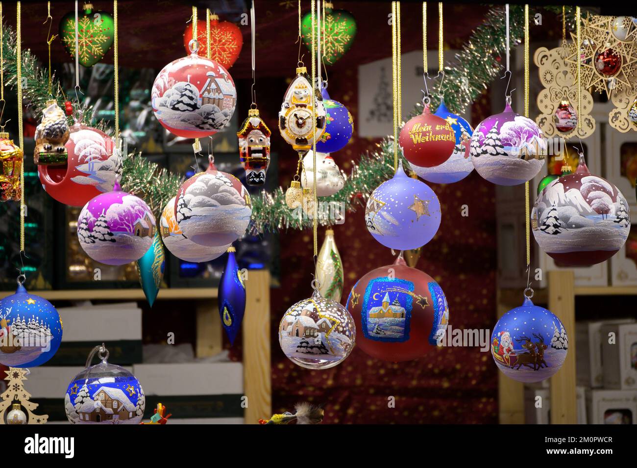 BONN, GERMANIA - 6 DICEMBRE 2022: Ornamenti della sfera di Natale in una stalla del mercato Foto Stock
