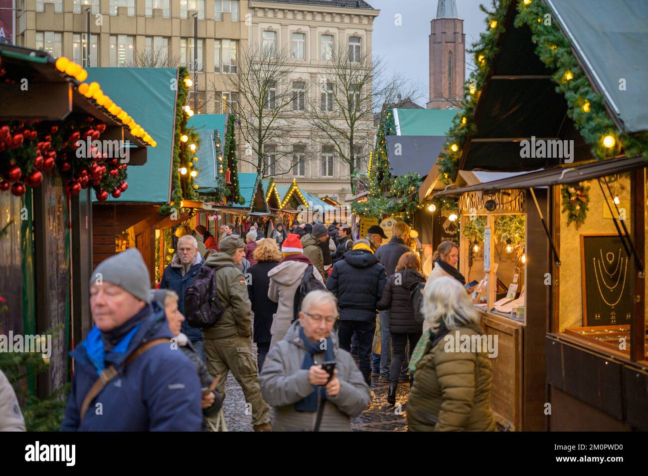 BONN, GERMANIA - 6 DICEMBRE 2022: Una folla di persone al mercato di Natale Foto Stock