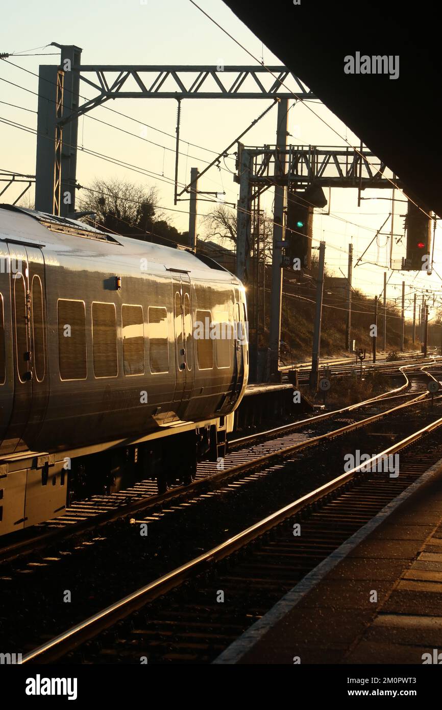 Treni del Nord Civity diesel multi-unità in attesa di lasciare la stazione di Carnforth e raggiungere la West Coast Main Line, 7th dicembre 2022, luce del sole sulle rotaie. Foto Stock