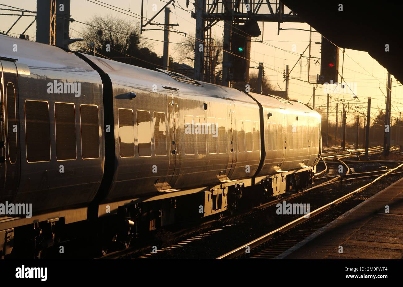 Treni del Nord Civity diesel multi-unità in attesa di lasciare la stazione di Carnforth e raggiungere la West Coast Main Line, 7th dicembre 2022, luce del sole sulle rotaie. Foto Stock