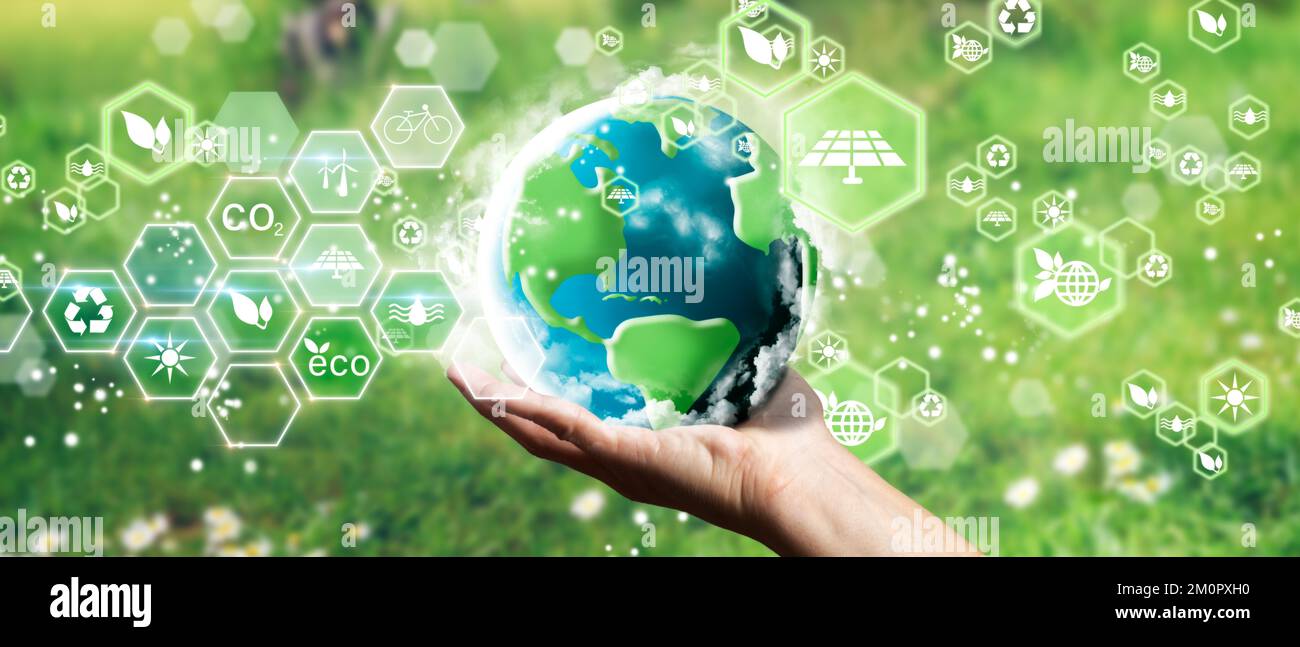 Le mani dell'uomo che tengono il pianeta terra verde. Eco concetto, ecologia, energia pulita e ambiente. Supporti misti Foto Stock
