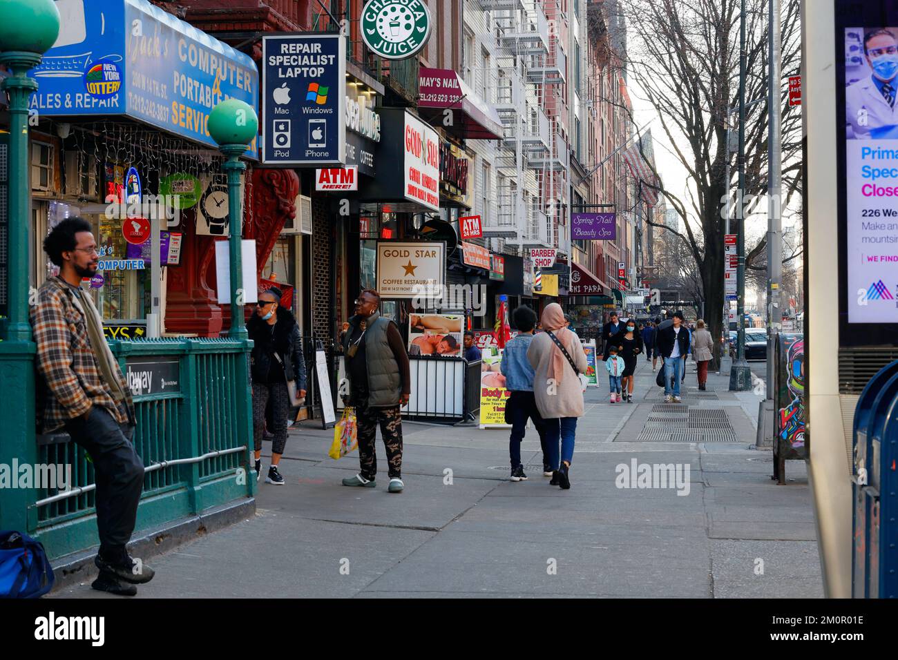 Una scena stradale lungo la W 14th St nel quartiere Chelsea a Manhattan, New York, Marzo 2022 Foto Stock