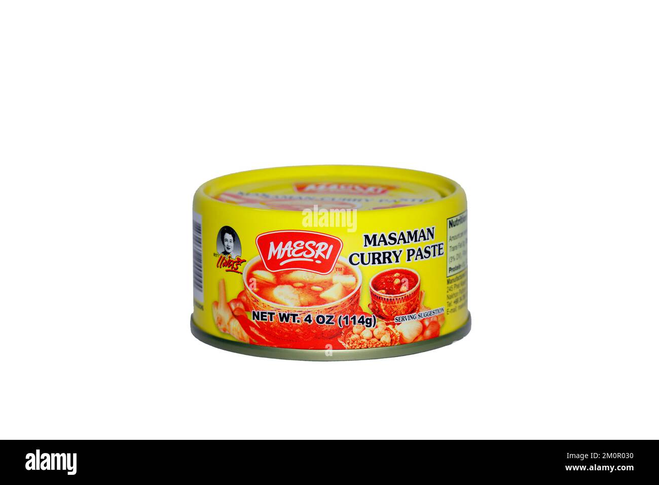Una lattina di pasta di curry Masaman Maesri pasta di curry tailandese isolato su uno sfondo bianco. immagine ritagliata per uso illustrativo ed editoriale. Foto Stock