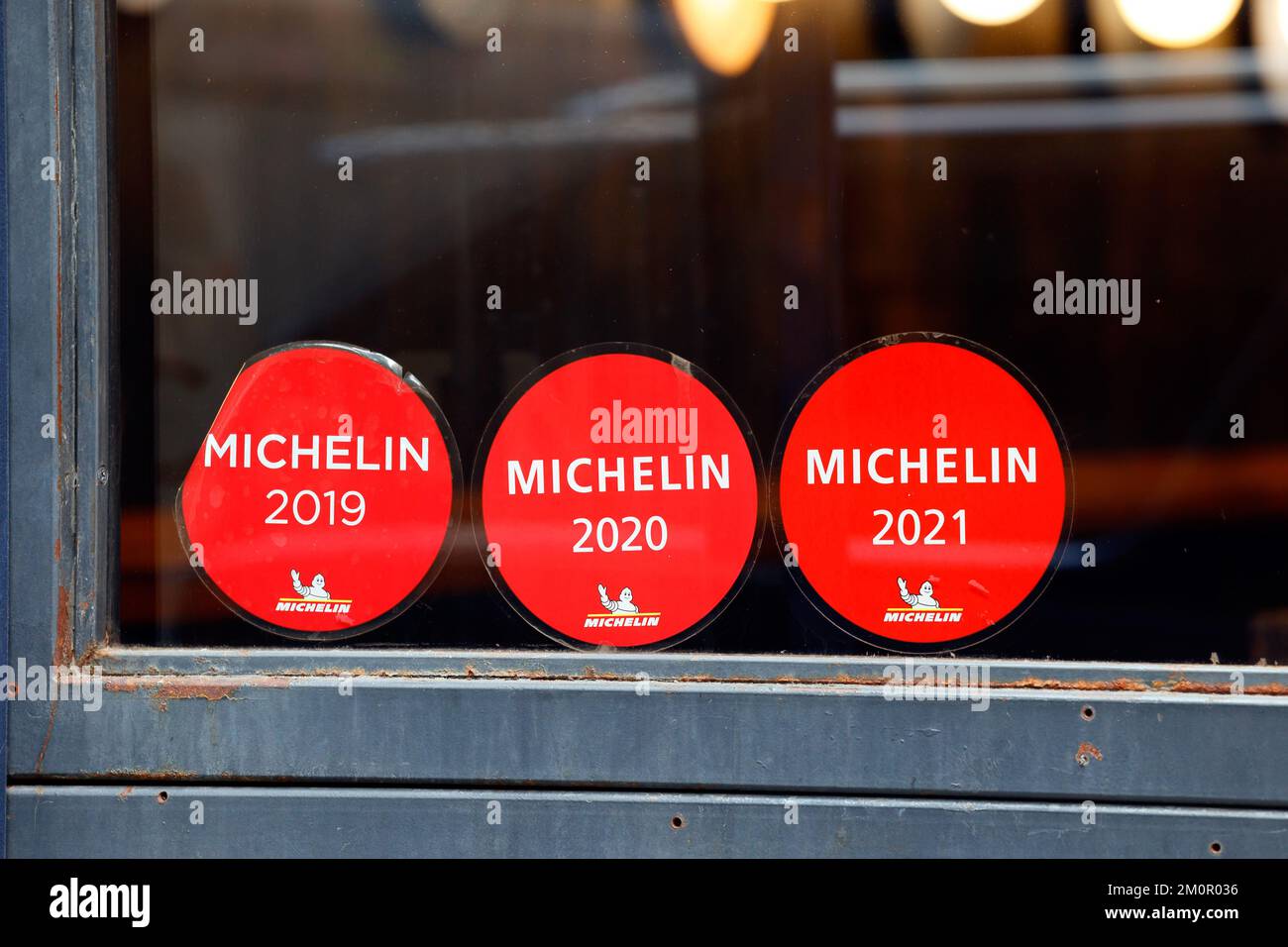 Adesivi di valutazione della guida Michelin sulla finestra di un ristorante Foto Stock