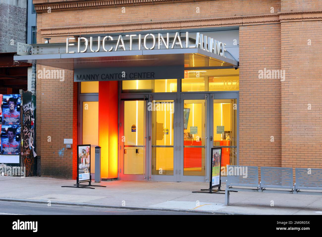 Manny Cantor Center @ Educational Alliance, 197 e Broadway, New York, NYC storefront foto del centro della comunità a Manhattan Chinatown/Lower East Side Foto Stock
