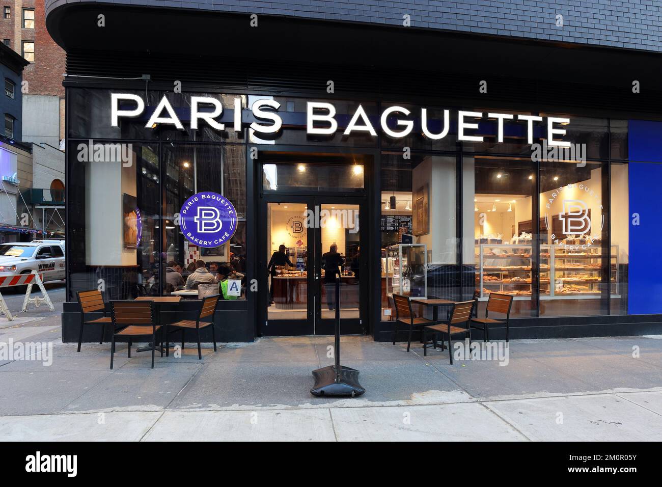 Paris Baguette, 990 6th Ave, New York, NYC storefront di una catena di panetteria coreana a Midtown Manhattan. Foto Stock