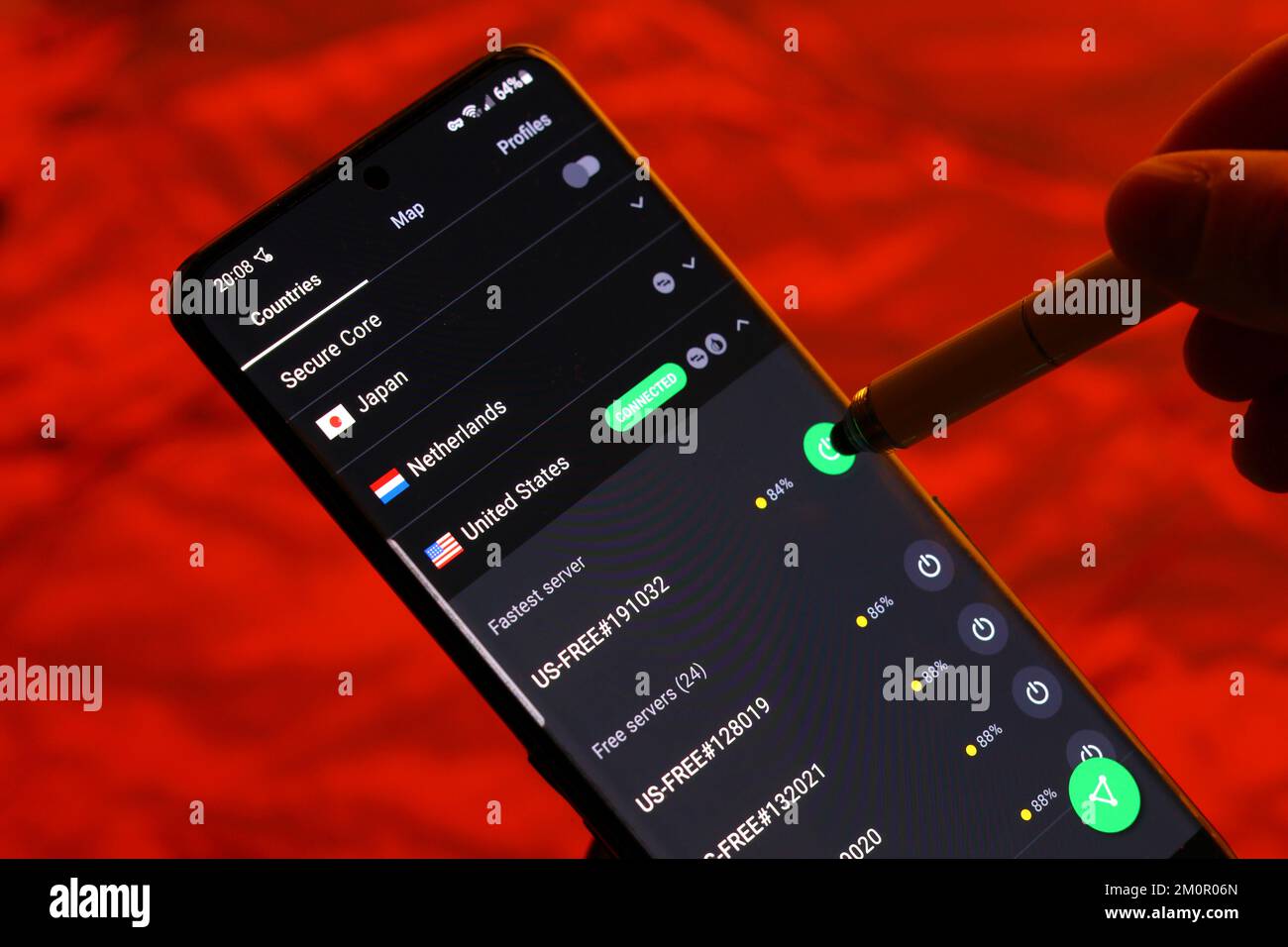 Una persona con l'app Proton VPN sul proprio smartphone che sceglie a quale server connettersi. Le VPN vengono generalmente utilizzate per evitare la censura digitale Foto Stock