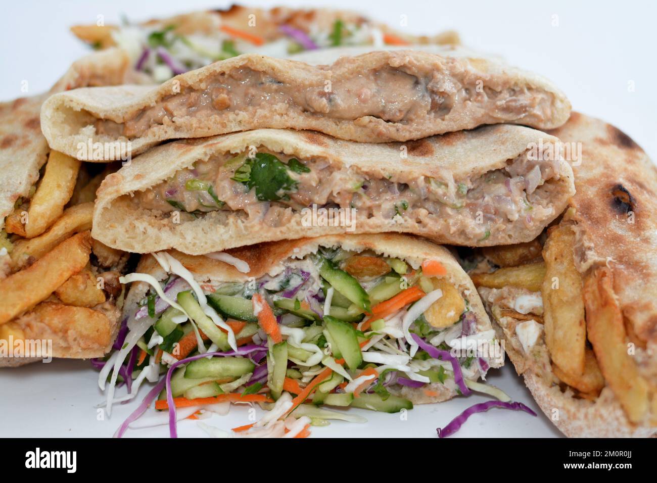 Tradizionale egiziano popolare prima colazione sandwich di strada di fritti di fave fritte, croccanti palle di falafel fritte, fritte fritte fritte dita di patatine fritte e sandwich di dinamite Foto Stock