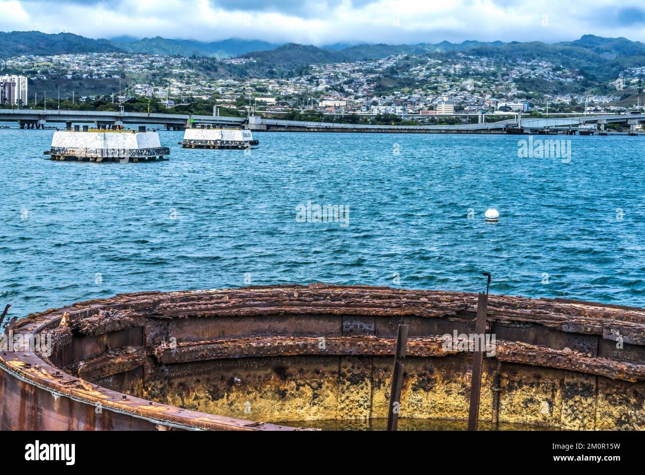 Sommerso Gun Turret Dock Markers Battleships USS Arizona Memorial Dock Pearl Harbor Honolulu Oahu Hawaii Memorial è sopra Arizona nave da guerra affondato a. Foto Stock