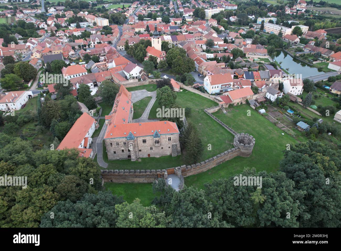Una bella vista aerea del castello medievale di Budyne nad Ohri circondato da alberi in Cechia Foto Stock