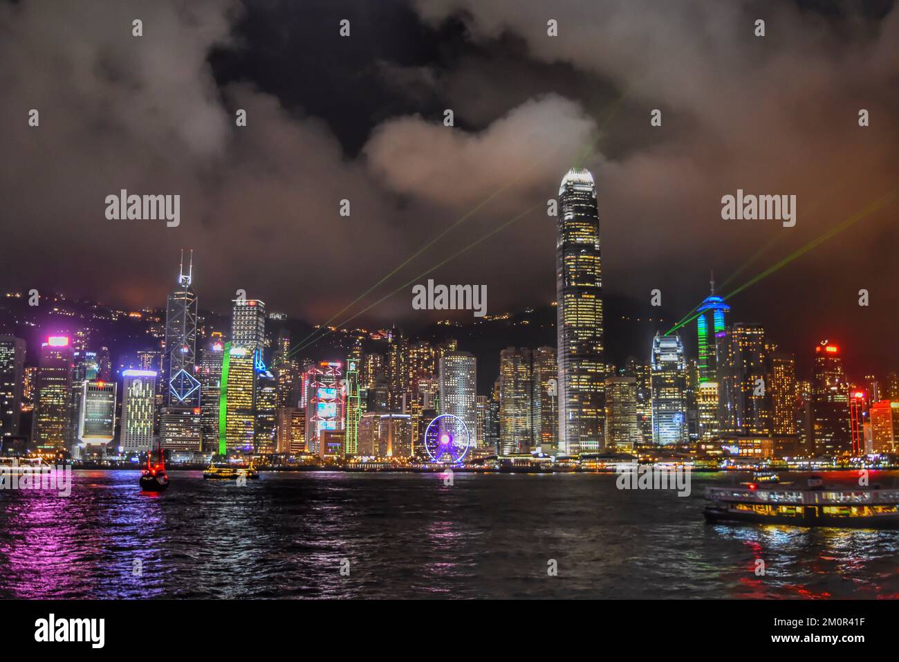 Symphony of Lights è uno spettacolo di luci e musica famoso in tutto il mondo che si tiene ogni sera a Hong Kong. Lo spettacolo è presentato da entrambi i lati del Victoria Harbour. Foto Stock