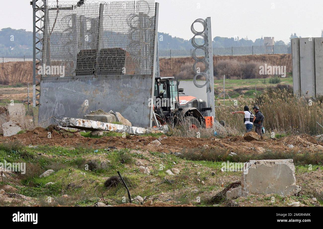 Gaza, Palestina. 07th Dec, 2022. I lavoratori israeliani lavorano vicino al confine di Gaza, mentre bulldozer e gru smantellano Karni, il punto di attraversamento commerciale sul lato orientale della città di Gaza, quando Israele ha deciso di estendere una barriera di sicurezza presso il lungo terminal defunto. Credit: SOPA Images Limited/Alamy Live News Foto Stock