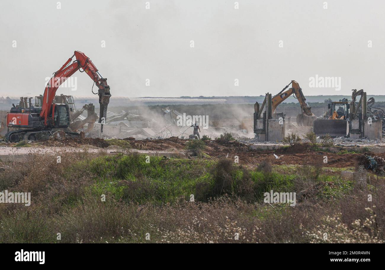 Gaza, Palestina. 07th Dec, 2022. I lavoratori israeliani lavorano vicino al confine di Gaza, mentre bulldozer e gru smantellano Karni, il punto di attraversamento commerciale sul lato orientale della città di Gaza, quando Israele ha deciso di estendere una barriera di sicurezza presso il lungo terminal defunto. Credit: SOPA Images Limited/Alamy Live News Foto Stock