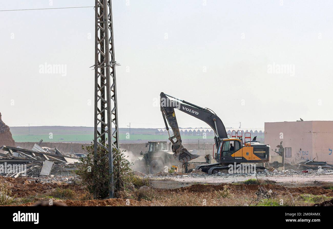 Gaza, Palestina. 07th Dec, 2022. I lavoratori israeliani lavorano vicino al confine di Gaza, mentre bulldozer e gru smantellano Karni, il punto di attraversamento commerciale sul lato orientale della città di Gaza, quando Israele ha deciso di estendere una barriera di sicurezza presso il lungo terminal defunto. Credit: SOPA Images Limited/Alamy Live News Foto Stock