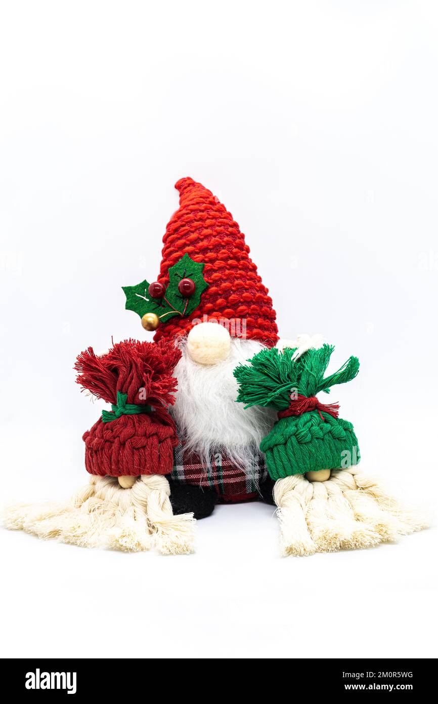 Gnomo di Natale con due ornamenti di Babbo Natale. Foto Stock