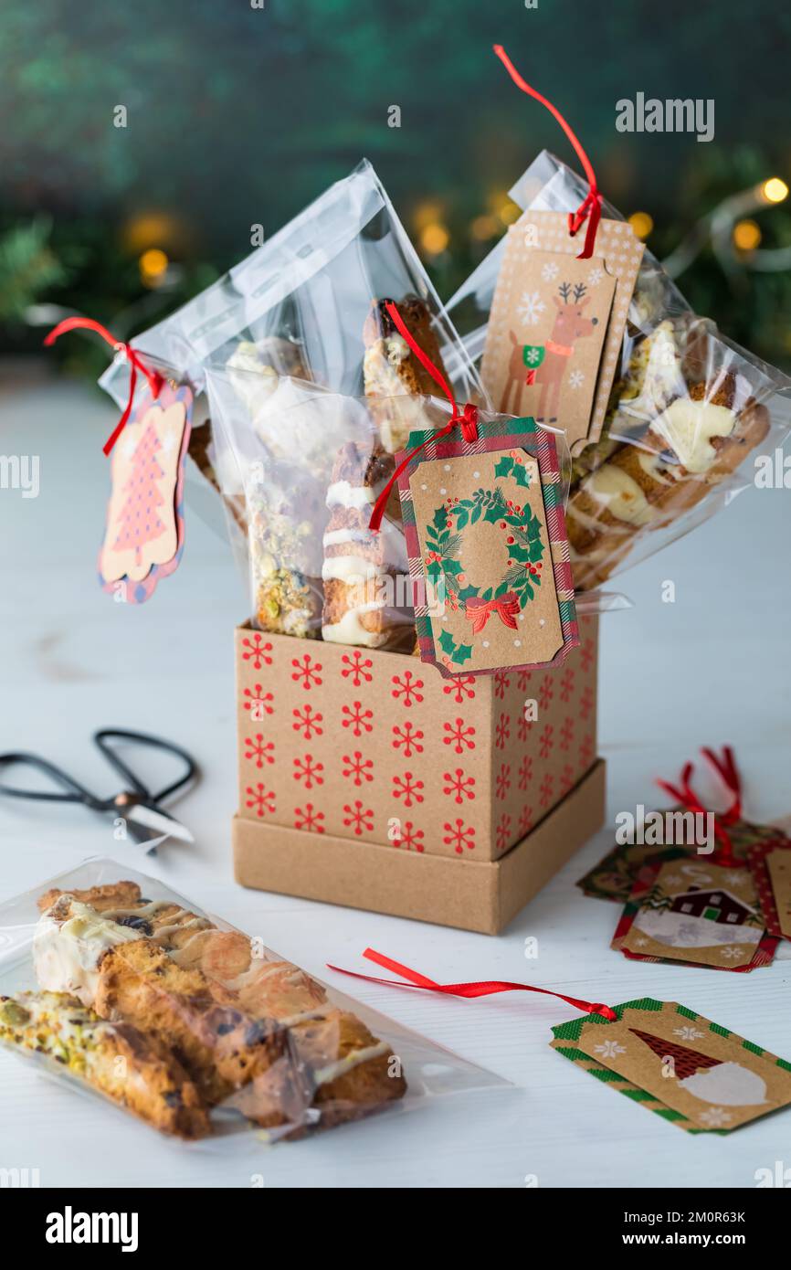 Preparare sacchetti di biscotti fatti in casa come regali per le vacanze. Foto Stock