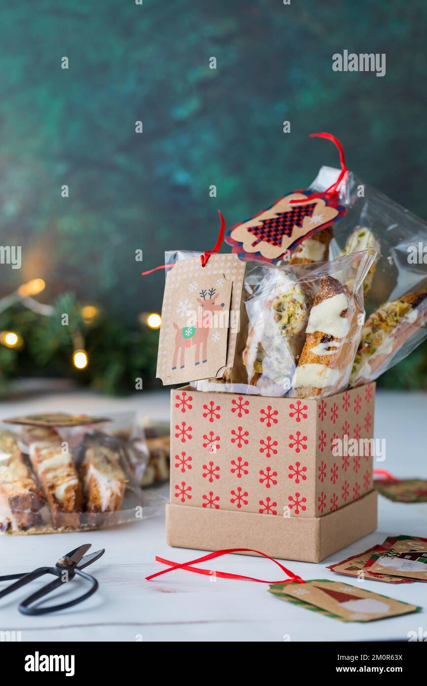 Creare borse di biscotti fatti in casa come regali per le vacanze. Foto Stock