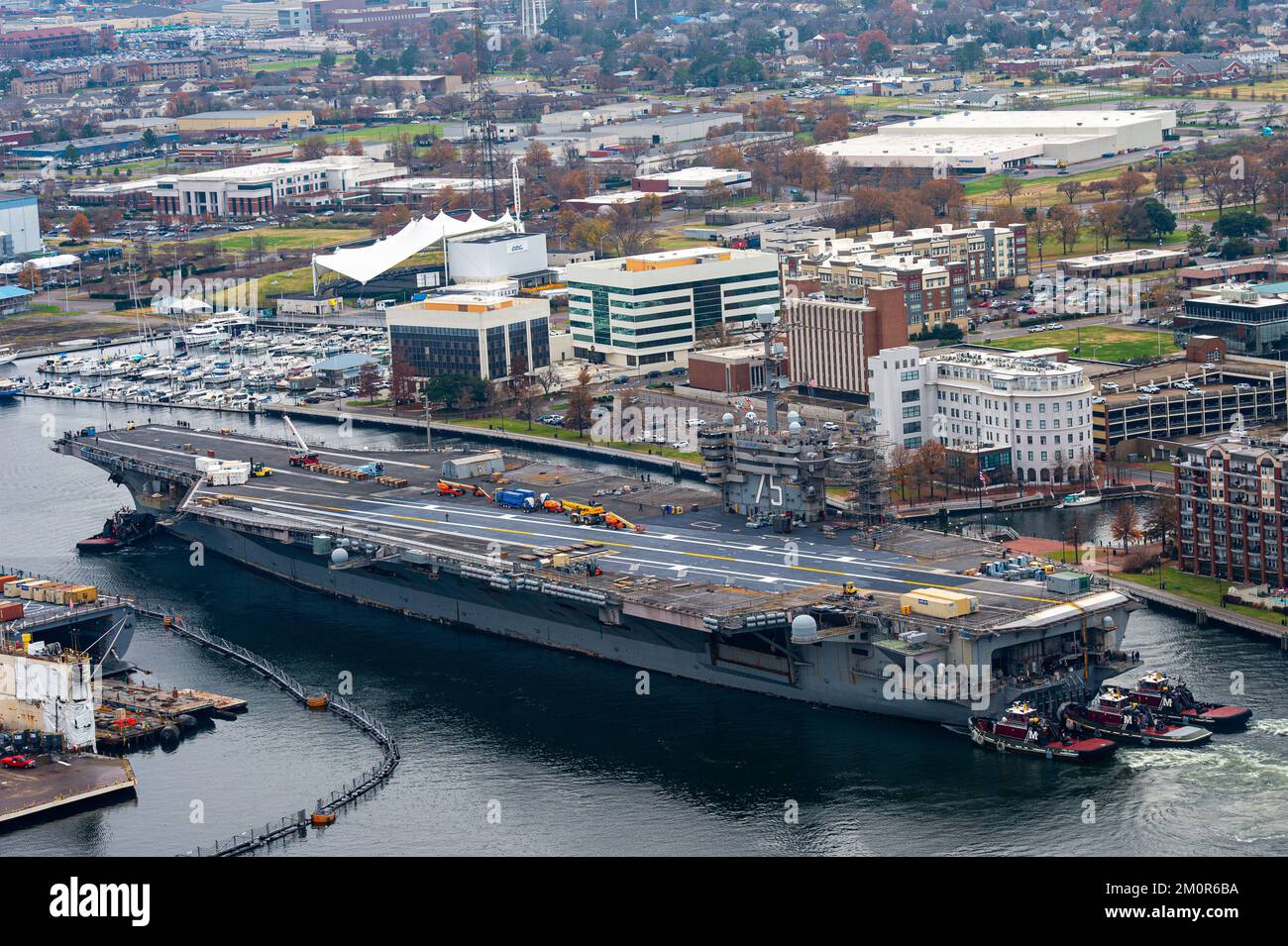 221207-N-TY639-1520 ELIZABETH RIVER (7 dicembre 2022) la portaerei di classe Nimitz USS Harry S. Truman (CVN 75) parte dalla stazione navale di Norfolk in rotta verso il cantiere navale di Norfolk per una disponibilità incrementale pianificata (PIA). Truman è prevista per la disponibilità incrementale pianificata (PIA) presso il cantiere navale di Norfolk (NNSY). (STATI UNITI Foto della Marina di MC3 Matthew Nass) Foto Stock