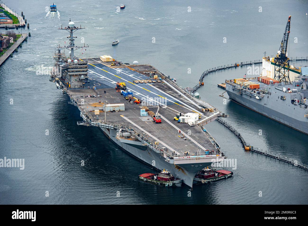 221207-N-TY639-1413 ELIZABETH RIVER (7 dicembre 2022) la portaerei di classe Nimitz USS Harry S. Truman (CVN 75) parte dalla stazione navale di Norfolk in rotta verso il cantiere navale di Norfolk per una disponibilità incrementale pianificata (PIA). Truman è prevista per la disponibilità incrementale pianificata (PIA) presso il cantiere navale di Norfolk (NNSY). (STATI UNITI Foto della Marina di MC3 Matthew Nass) Foto Stock