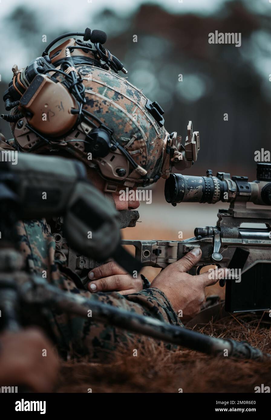 NEGLI STATI UNITI Marine con 2D battaglione, 2D divisione Marine, si acceca su un bersaglio durante un regimental campo esercizio su Camp Lejeune, North Carolina, 6 dicembre 2022. Marines ha condotto il FEX per migliorare le capacità di combattimento, mantenendo la preparazione operativa durante tutto il reggimento. (STATI UNITI Corpo marino foto di Lance CPL. Isabella R. Mancini) Foto Stock