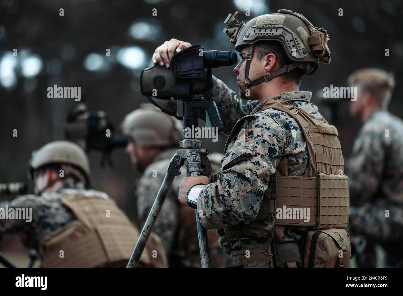 NEGLI STATI UNITI Marine con 2D battaglione, 2D Divisione Marina, punti per i tiratori durante un regimental campo esercizio a Camp Lejeune, North Carolina, 6 dicembre 2022. Marines ha condotto il FEX per migliorare le capacità di combattimento, mantenendo la preparazione operativa durante tutto il reggimento. (STATI UNITI Corpo marino foto di Lance CPL. Isabella R. Mancini) Foto Stock