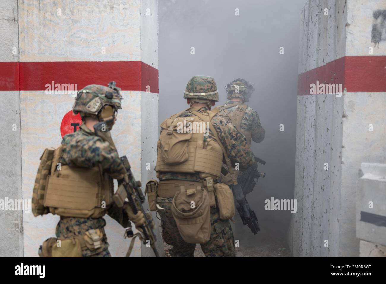 STATI UNITI Marines con 2D Battle Engineer Battalion, 2D Marine Division, ha ripulito una stanza durante un'operazione militare su un terreno urbanizzato esercizio a Camp Lejeune, North Carolina, 6 dicembre 2022. Questo corso di formazione è stato ideato per migliorare la capacità di combattere all'interno di uno spazio ristretto. (STATI UNITI Foto corpo marino di CPL. Michael Virtue) Foto Stock