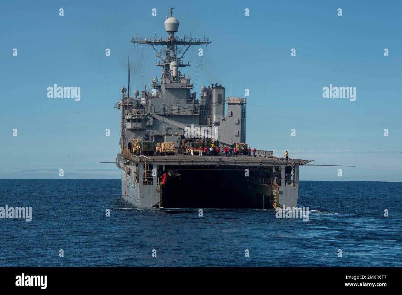 OCEANO PACIFICO (3 dicembre 2022) – la nave da sbarco USS Harpers Ferry (LSD 49) allaga il suo ponte pozzi durante le operazioni anfibie partecipando a Exercise Steel Knight (SK23), 3 dicembre 2022. SK23 offre alla flotta degli Stati Uniti 3rd e alla i Marine Expeditionary Force l'opportunità di praticare operazioni anfibie e dimostrare che le forze anfibie possono accedere ad aree critiche che modellano azioni in tutta la gamma di operazioni militari per risolvere il conflitto, condurre assistenza umanitaria o combattere l'avversario. Steel Knight è un esercizio annuale a armi combinate, condotto dalla divisione Marine 1st Foto Stock