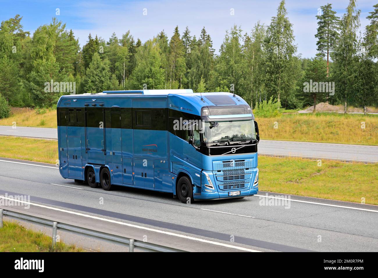 Camion Blue Volvo FH per il trasporto di cavalli a velocità su autostrada in un giorno d'estate. Salo, Finlandia. Luglio 29, 2022. Foto Stock