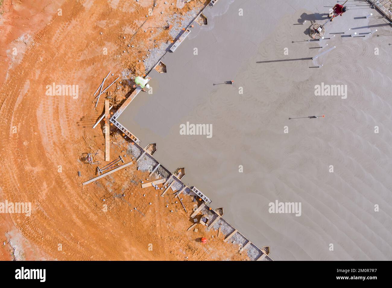 La lucidatura e il livellamento del pavimento in Malta di staggia cementizia in cantiere è un'attività artigianale Foto Stock